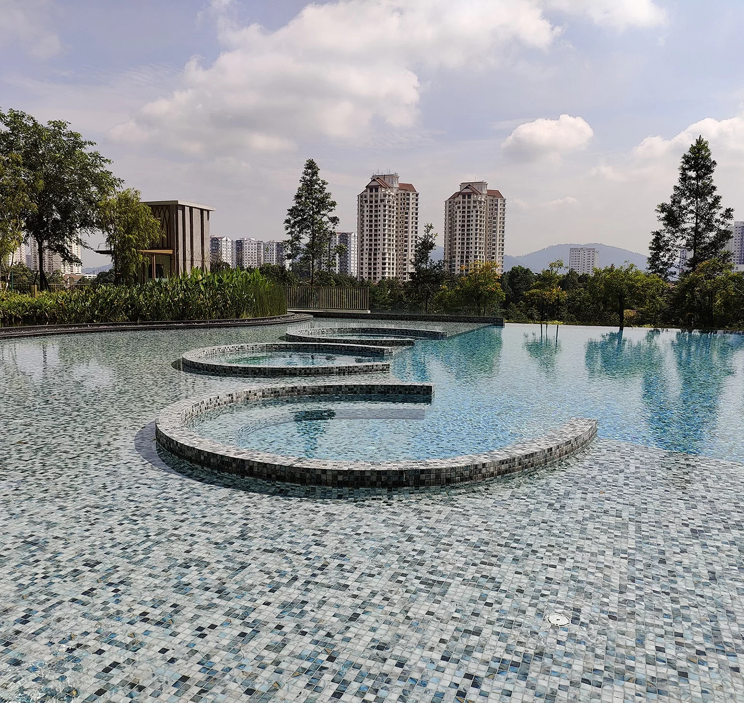 ambientes piscinas 6 - El Impacto del Color en las Pepelmas de Piscina y Cómo Elegir la Ideal