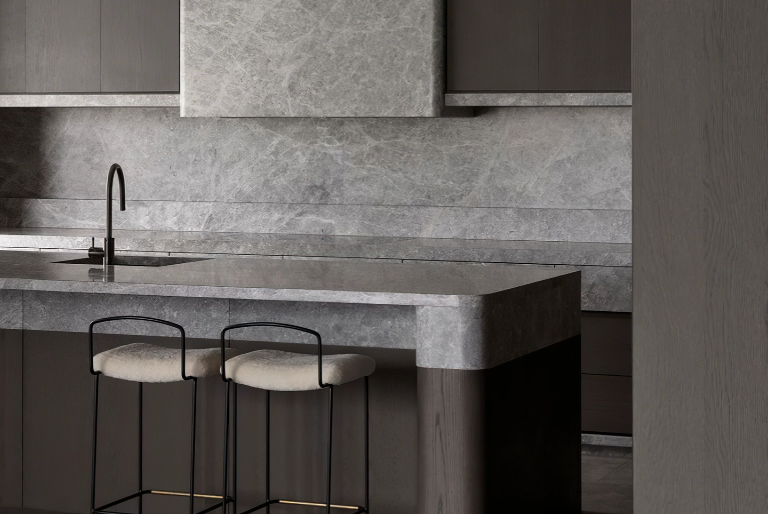 combinacion cocina gris wengue - Ideas de cocinas que marcarán tendencia en 2025