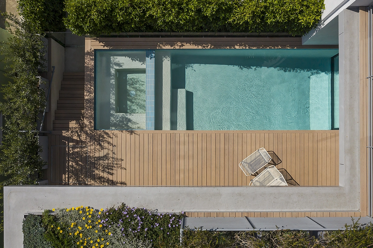 deck porcelanato ambiente piscina - Deck de porcelanato vs. deck de madera o bambú: ¿cuál elegir para tus espacios exteriores?