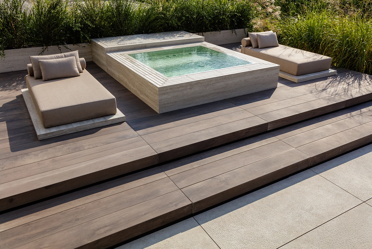 deck porcelanato kronos 3 - Deck de porcelanato vs. deck de madera o bambú: ¿cuál elegir para tus espacios exteriores?