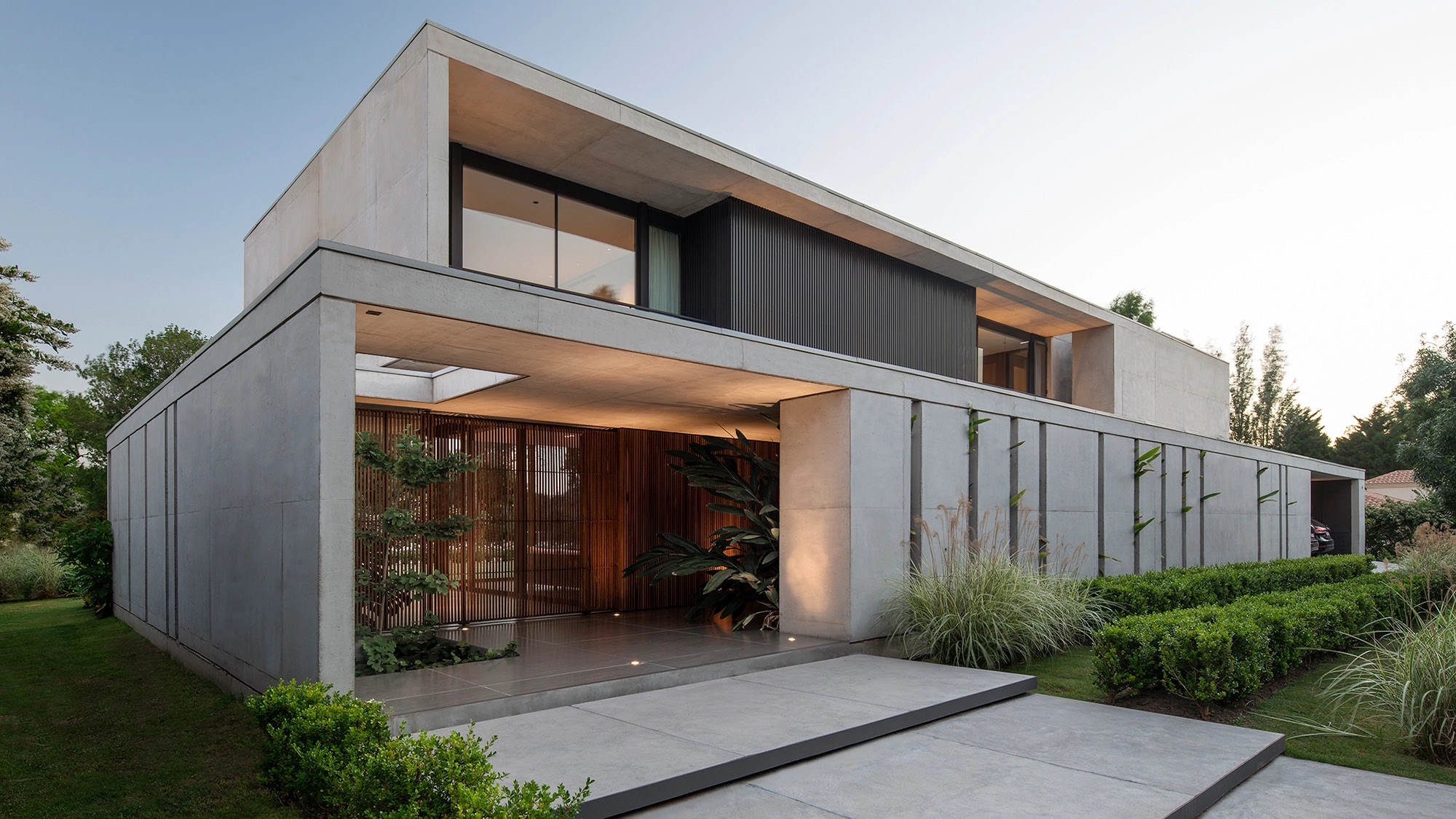 LARGE NEGRO casa con fachada de wall panel exterior