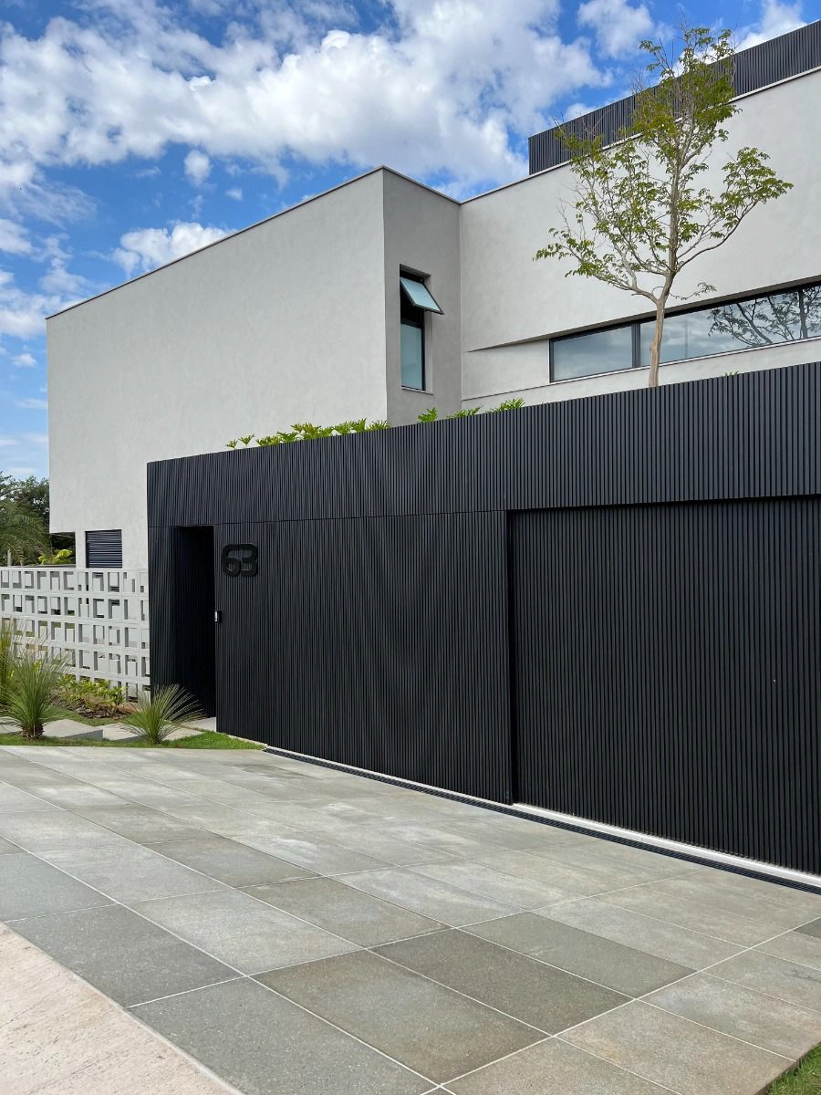 LARGE NEGRO casa con fachada de wall panel exterior