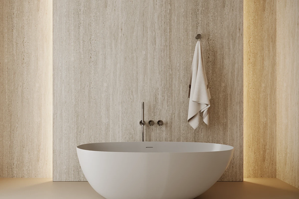 luminaria-funcional-led Baño minimalista con paredes de travertino e iluminación led