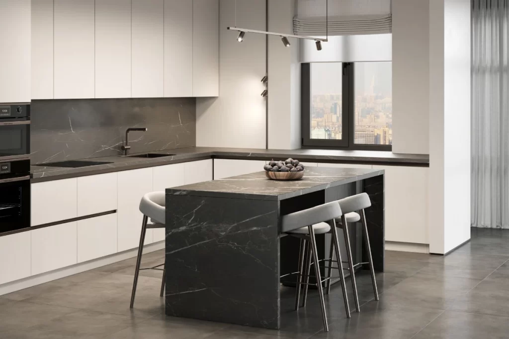 Cocina moderna con isla en piedra sinterizada negra, encimera y salpicadero de acabado marmolado