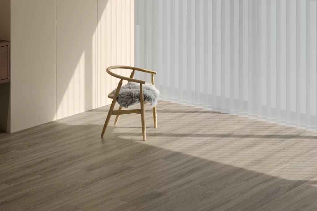 Piso SPC tipo madera en sala moderna con iluminación natural y diseño interior minimalista