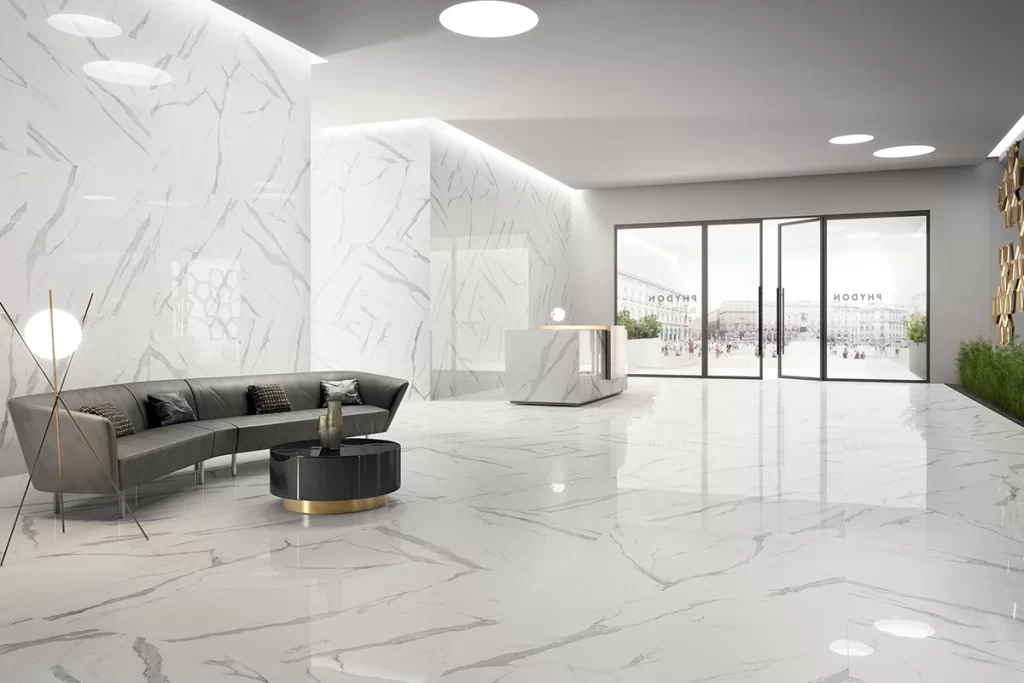 sala amplia con porcelanato pulido que refleja luz natural