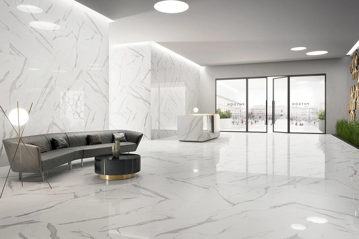 sala amplia con porcelanato pulido que refleja luz natural