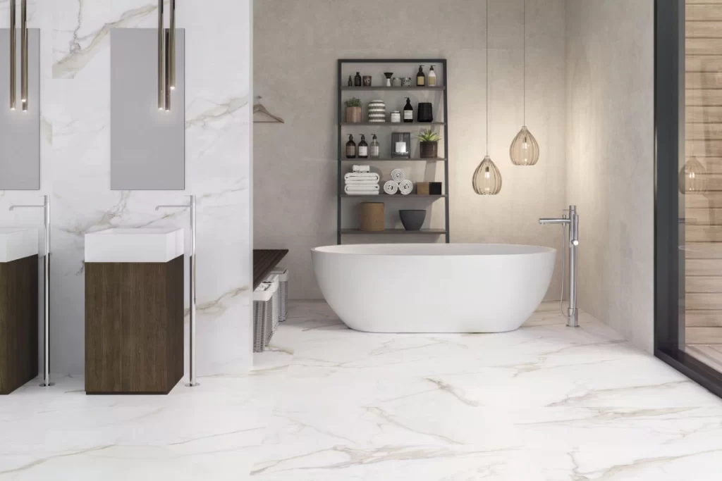 Baño minimalista con porcelanato tipo mármol instalado en paredes