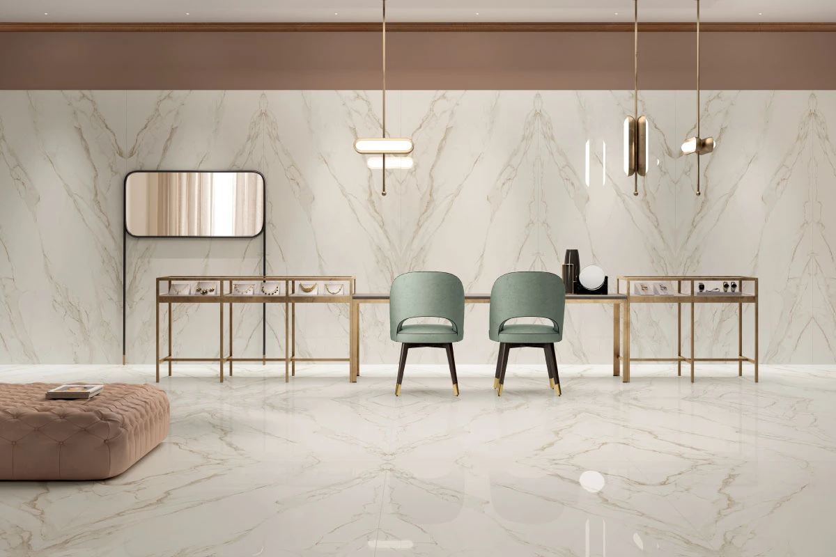 Porcelanato tipo mármol en showroom de lujo con vetas naturales, acabado pulido y mobiliario moderno en tonos neutros y verdes en Lima