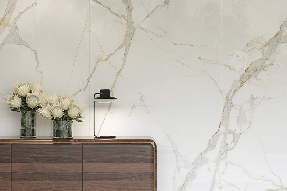 Blog-El-Universo-del-Marmol-La-Majestuosidad-de-los-Formatos-XL-1 Planchas XL tipo Calacatta Gold para revestimientos premium