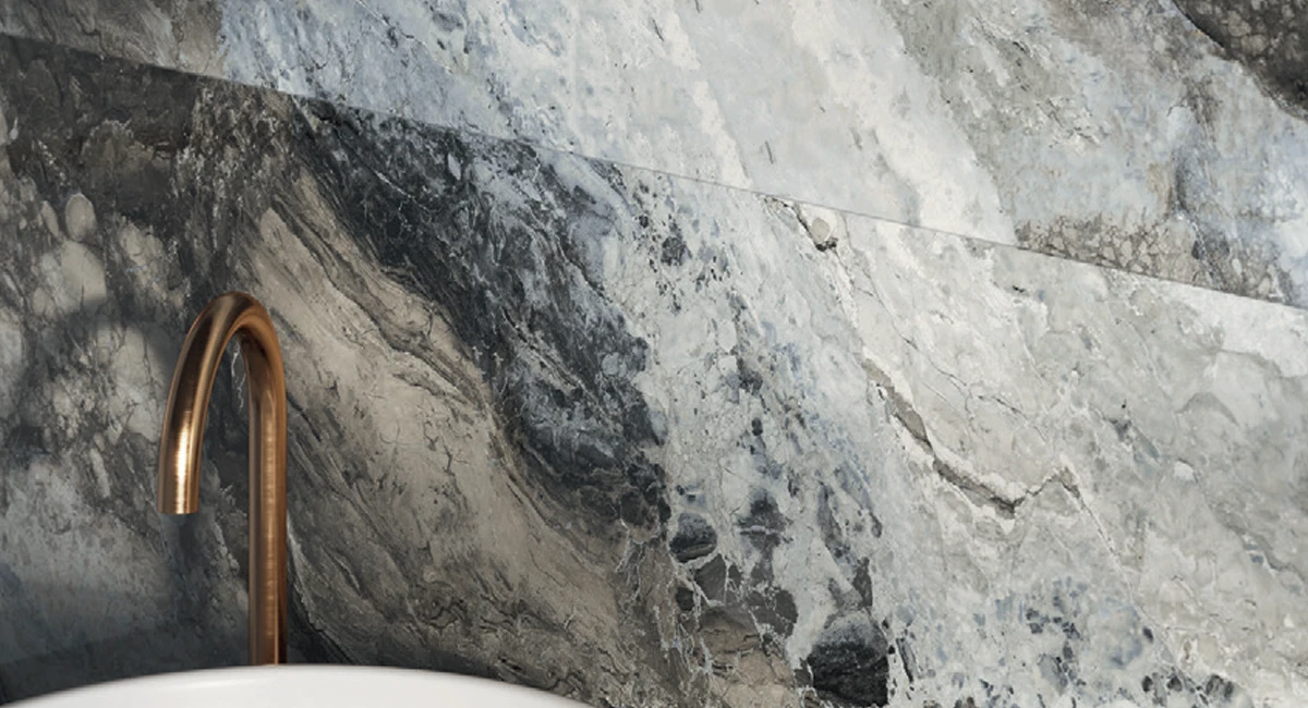 Blog-El-Universo-del-Marmol-La-Majestuosidad-de-los-Formatos-XL-2 Porcelanato gran formato efecto mármol en sala de lujo