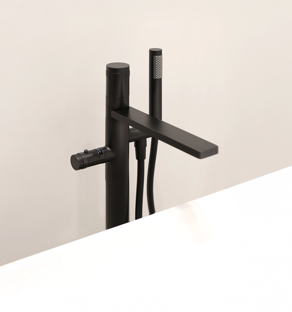 Griferia Eos Monocomando Termostatico Negro De Pie Para Tina Con Ducha De Mano Ferretti Signature