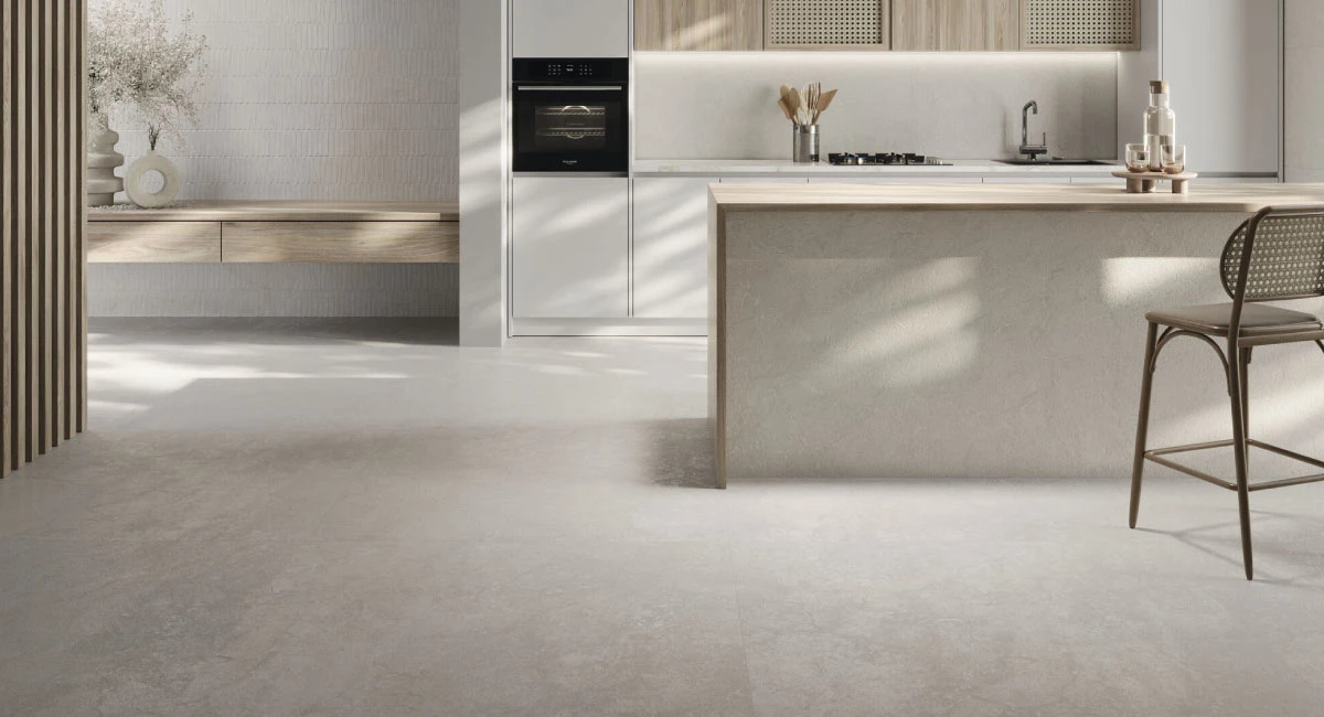 Blog-3-Pisos-SPC-vs.-Porcelanato-2 Blog 3 Pisos SPC vs. Porcelanato 2 - Pisos SPC vs. Porcelanato: ¿Cuál elegir para cada área de tu casa?